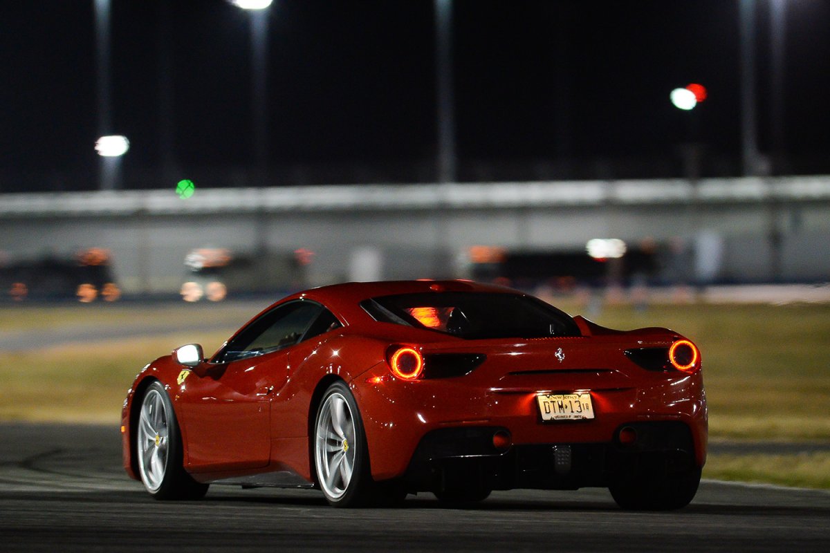 Ferrari ночью