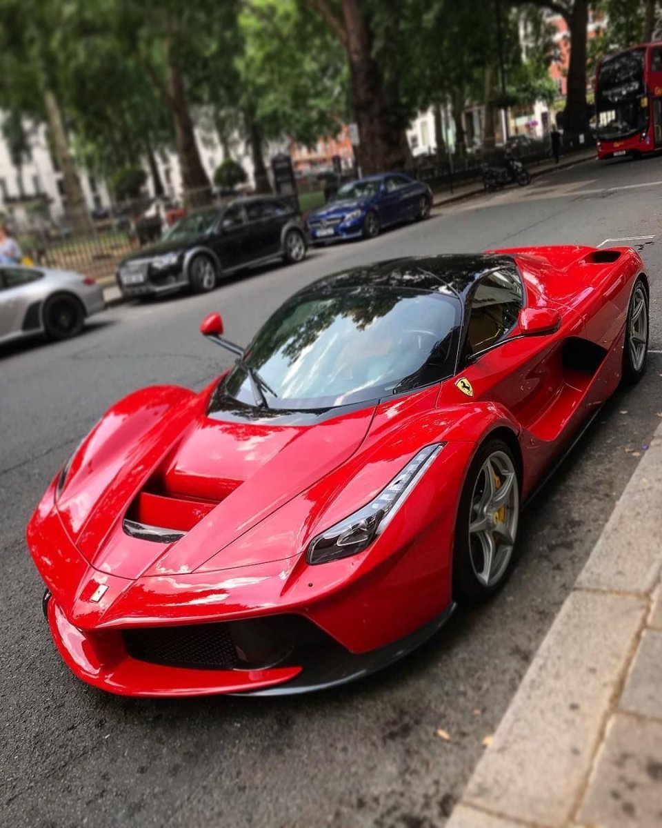 Ferrari LAFERRARI красная