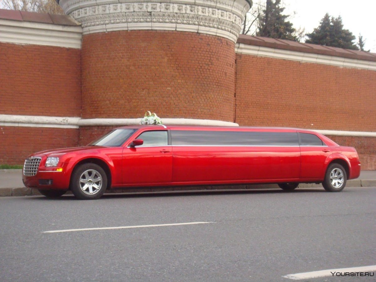 Лимузин Chrysler 300c красный цвет