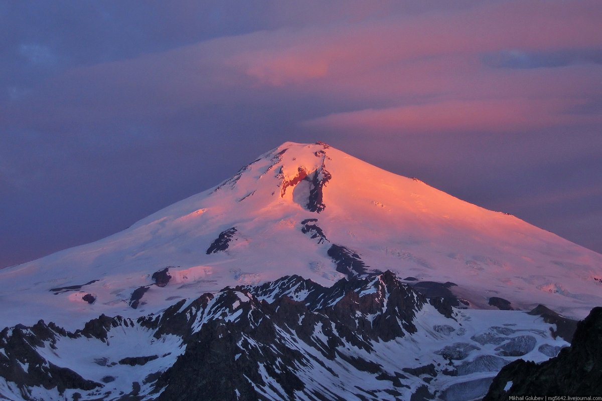 Эльбрус находится в европе. Гора Эльбрус 5642. Гора Эльбрус (5642 м) — высочайшая вершина России. Северный Кавказ Эльбрус. Эльбрус горные вершины Кавказа.