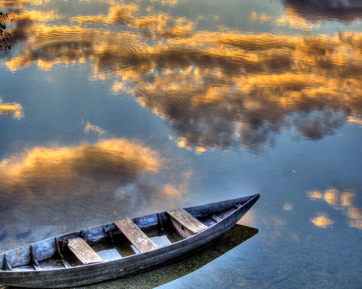 Отражение лодки в воде