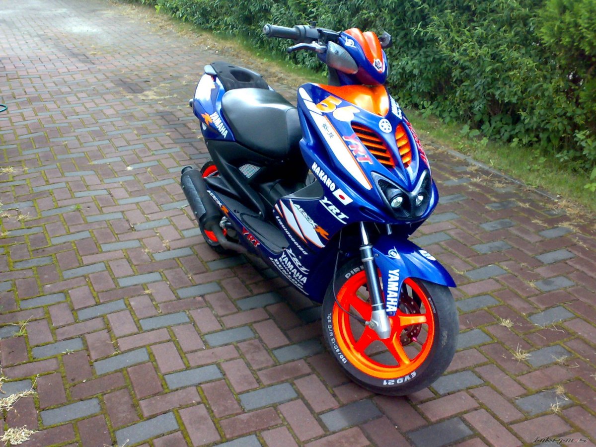 Yamaha Aerox 50 бело красный