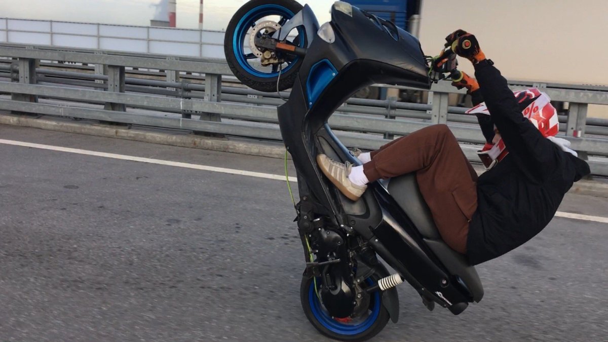 Aprilia скутер стант