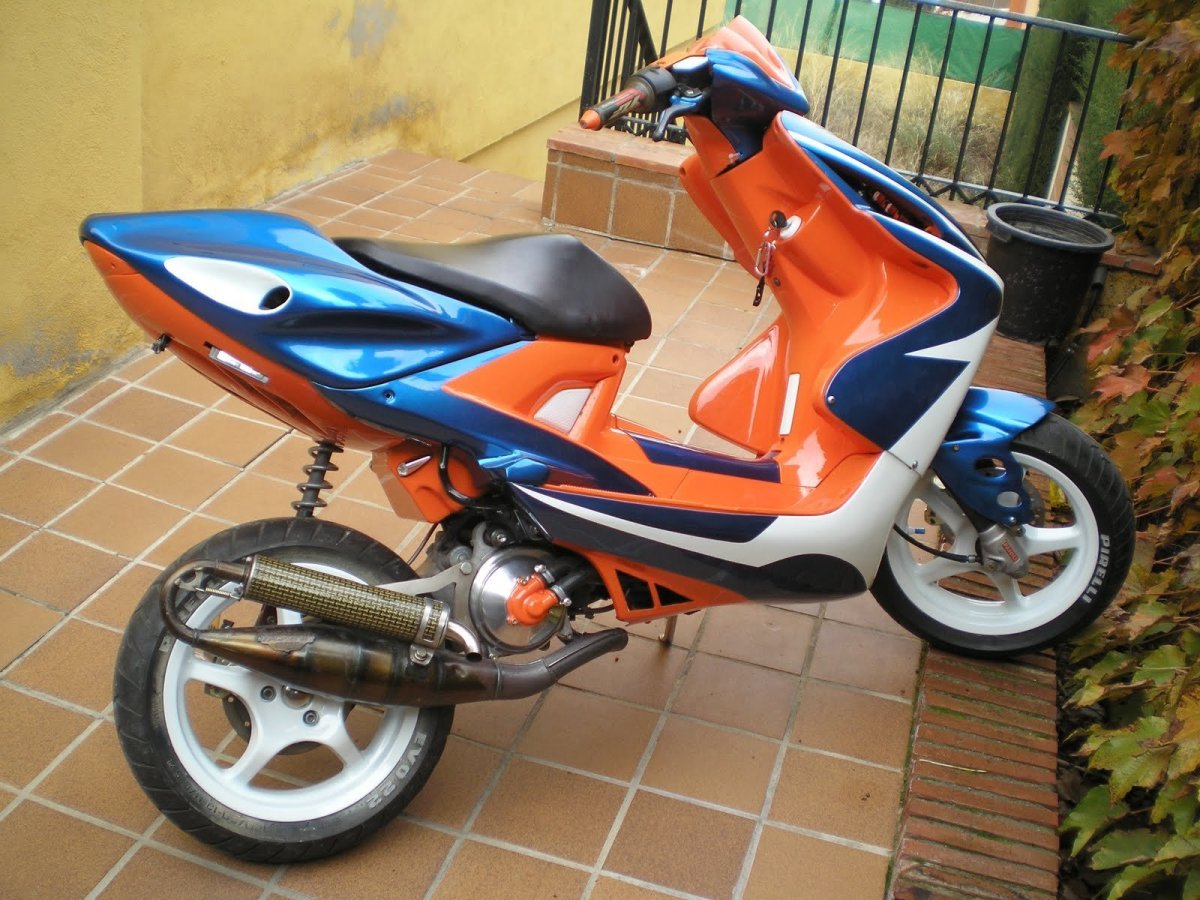 Yamaha Aerox оранжевый