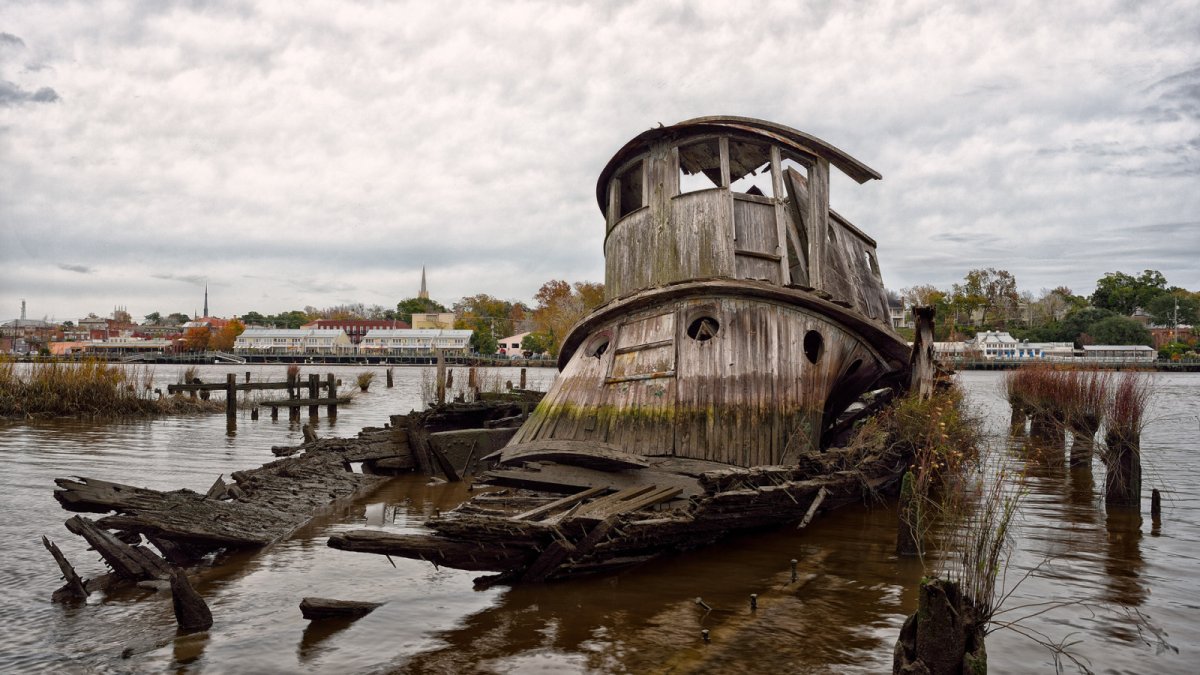 Заброшенный деревянный корабль