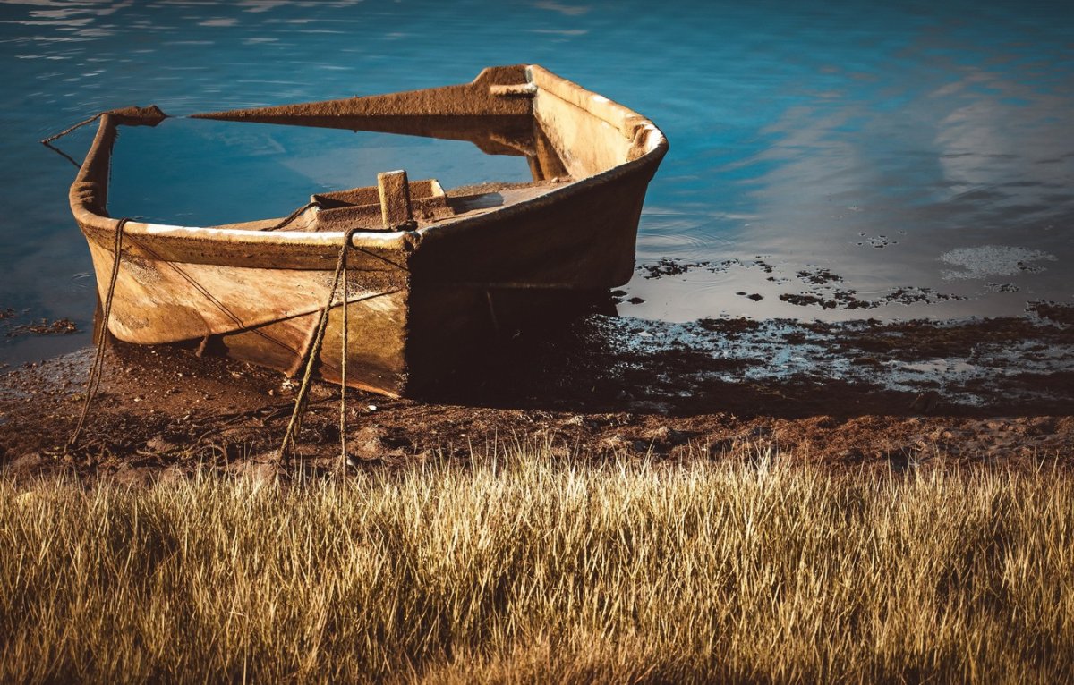 Картинка Нива и лодка на берегу