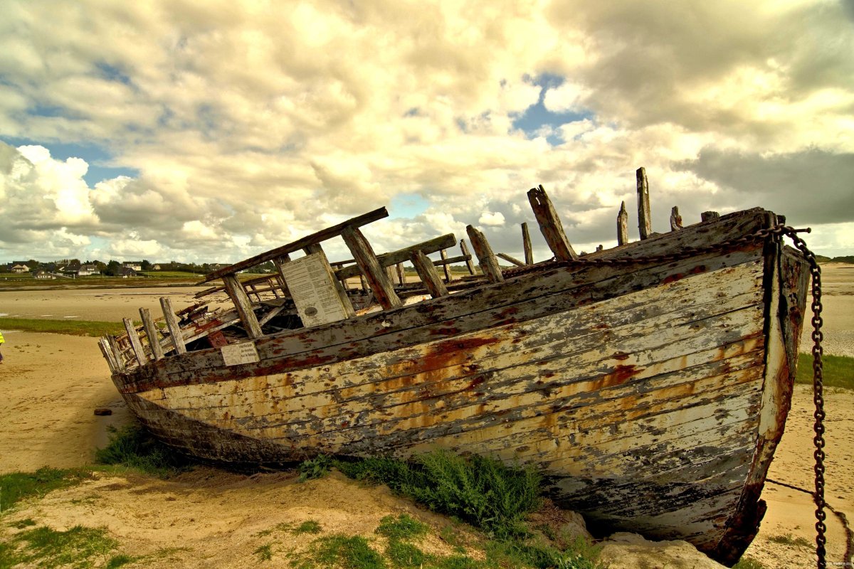 Старая лодка на берегу окрашивание
