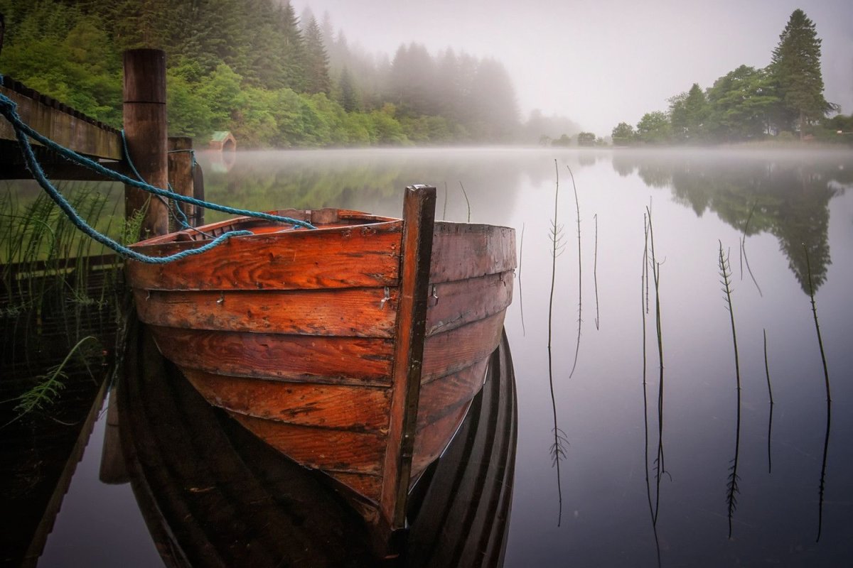 Деревянная лодка вид с кормы