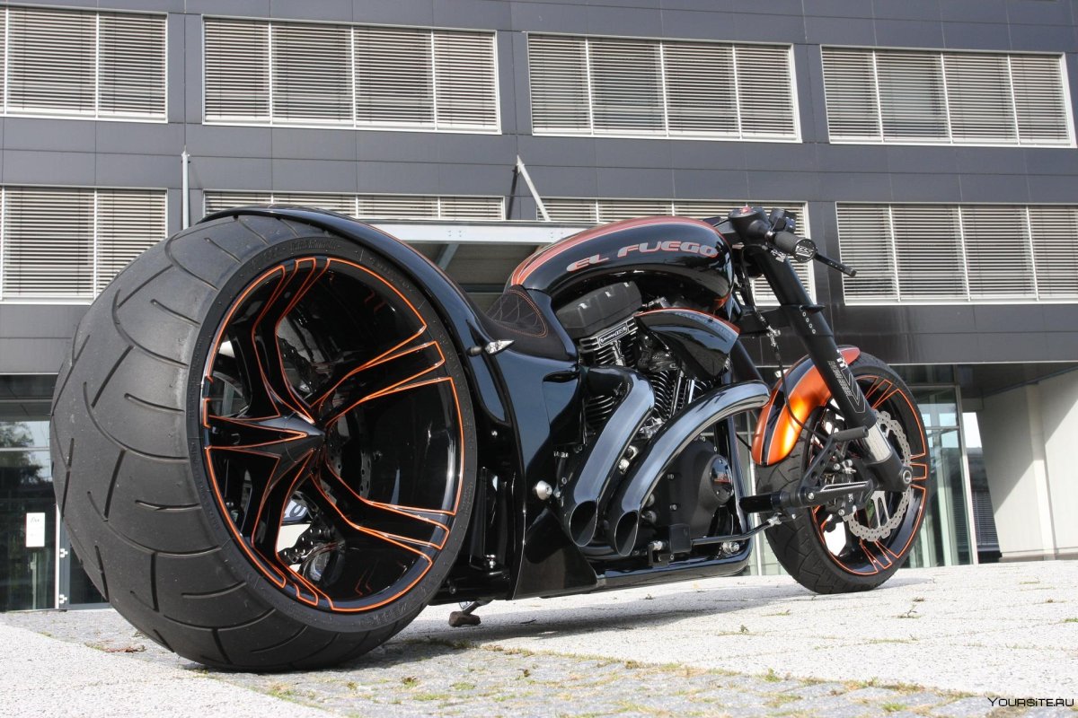 Мотоцикл Харли Девидсон с большин колесом сзади