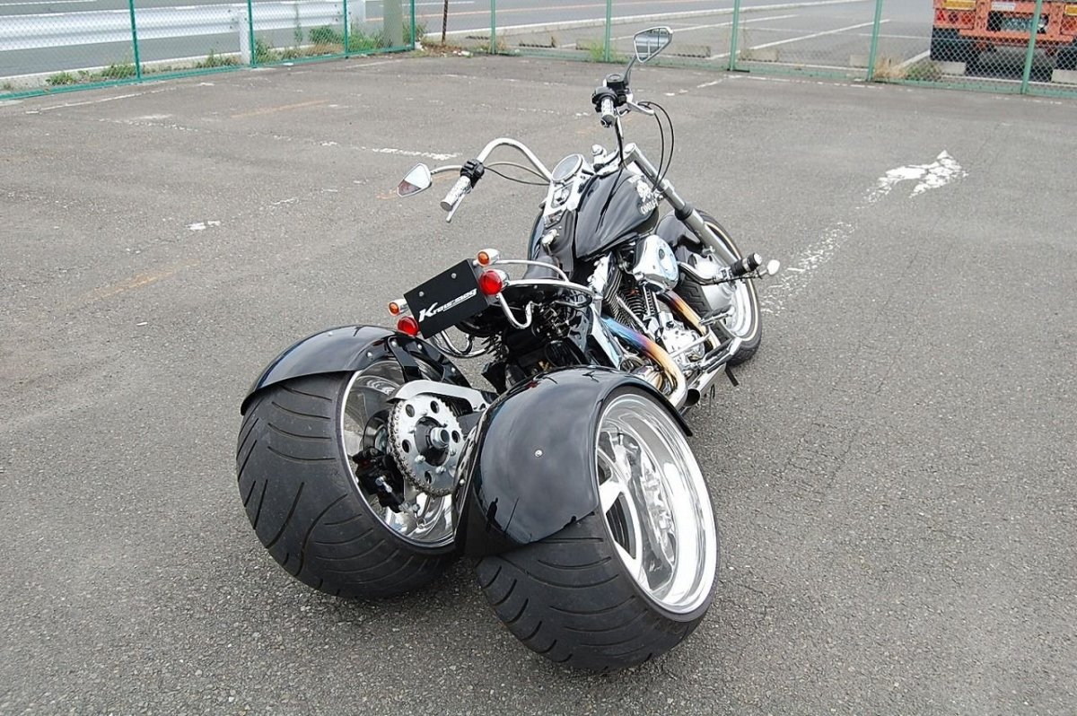 Мотоцикл с широкими колесами