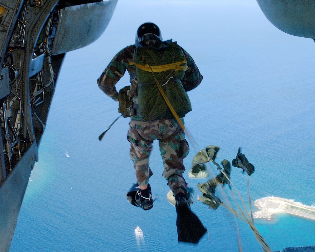 Военные прыгают с парашютом