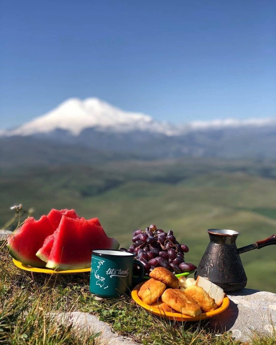 Завтрак с видом на Эльбрус
