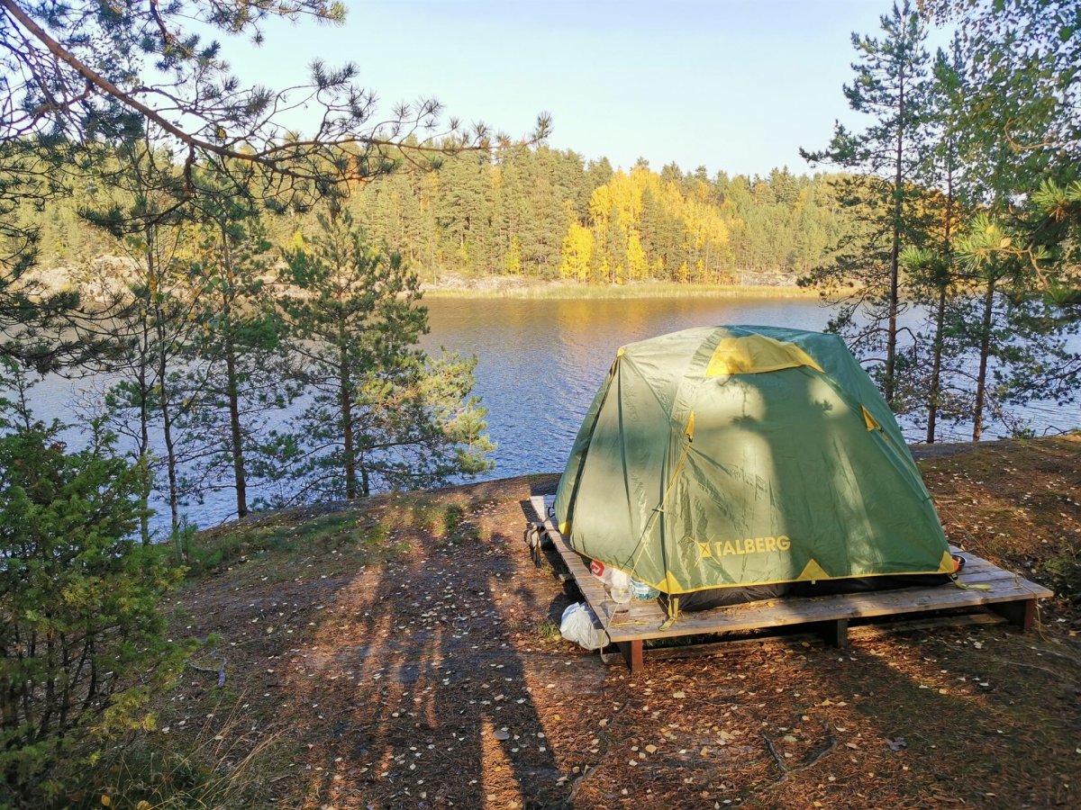 Лагерь с палаткой Карелия
