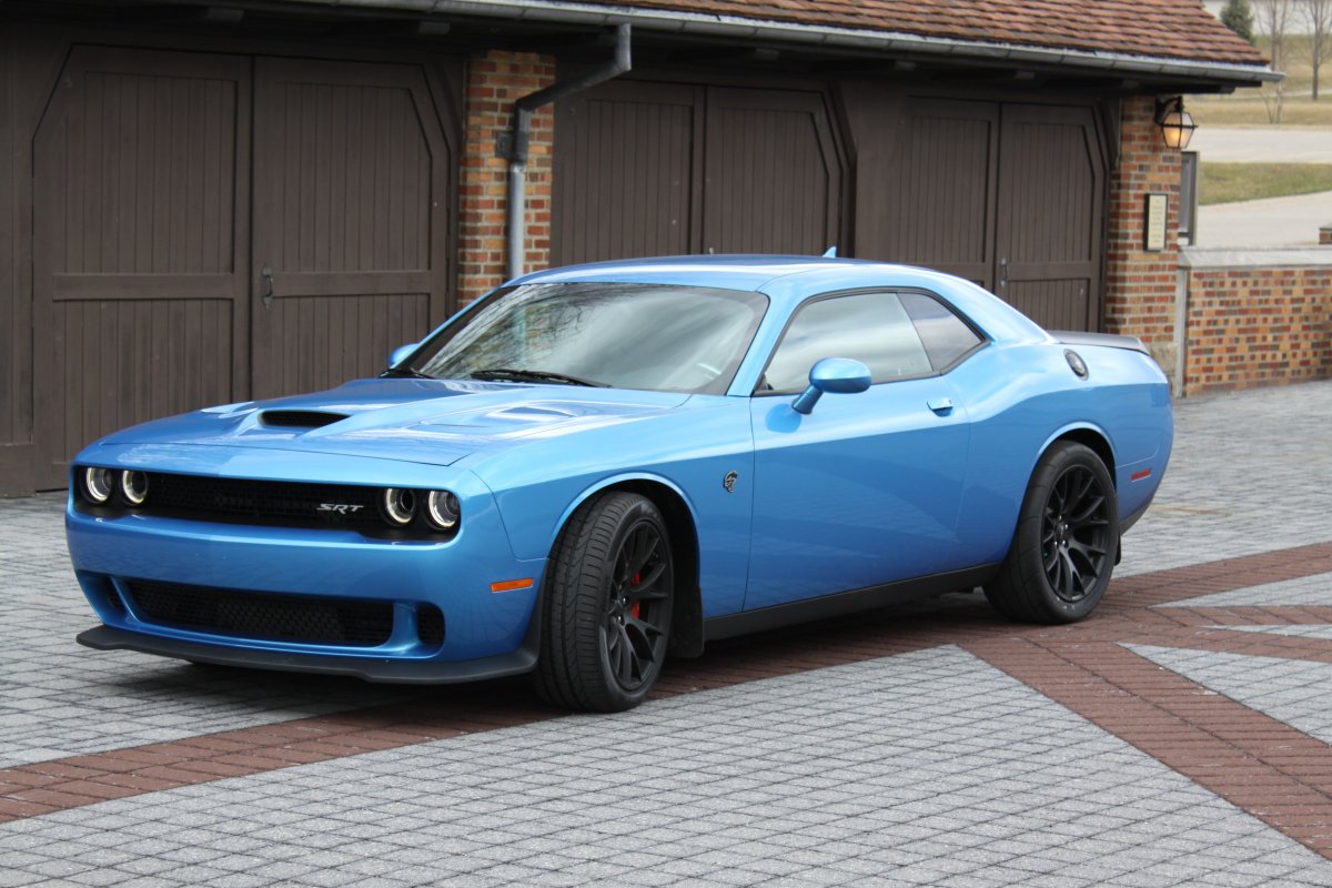 Dodge Challenger синий