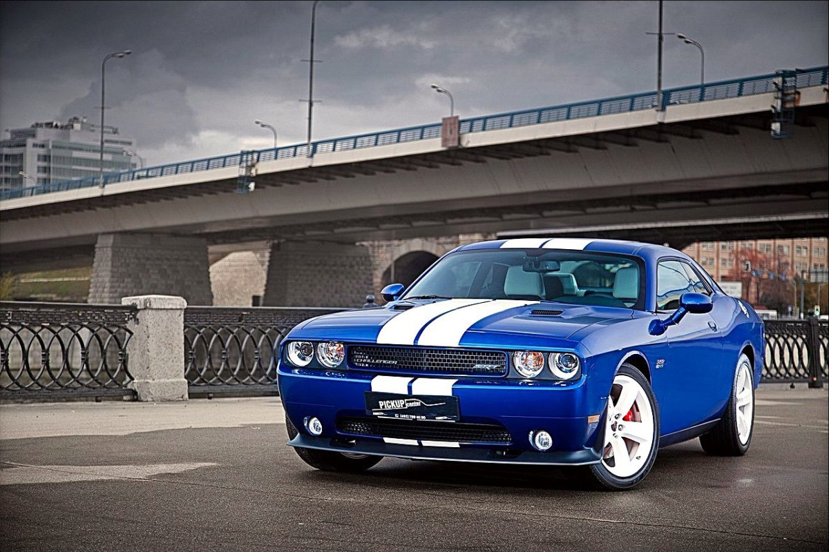 Dodge Challenger srt8 синий