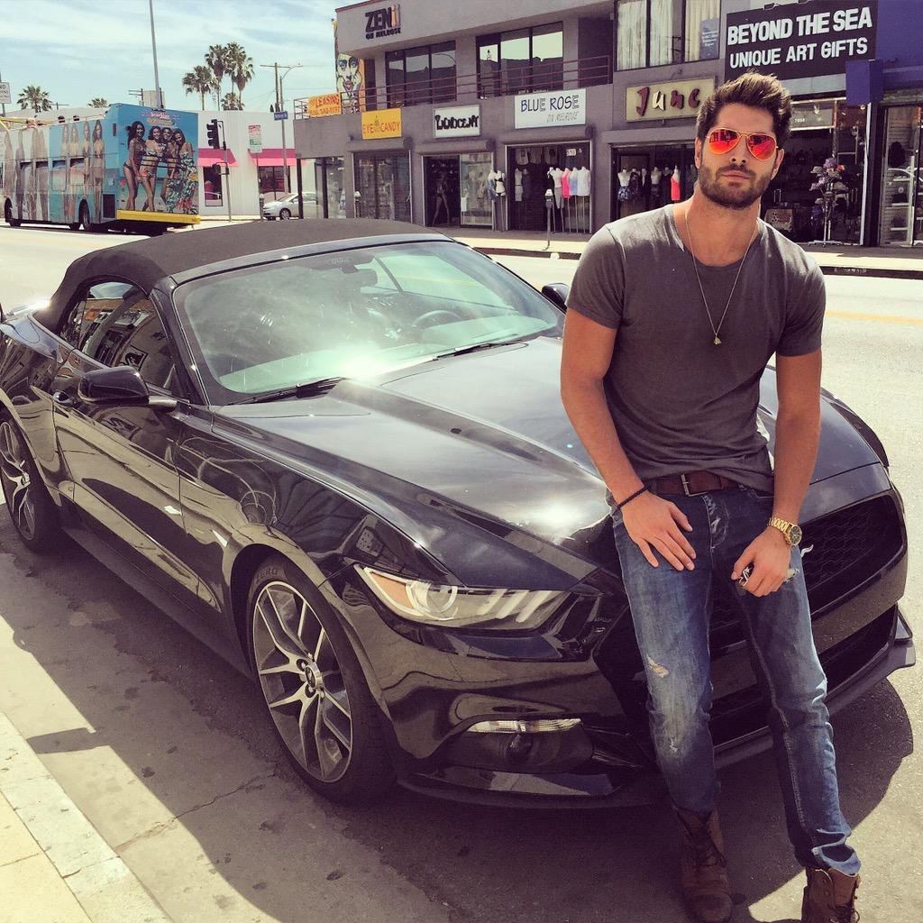 Парень на крутой тачке