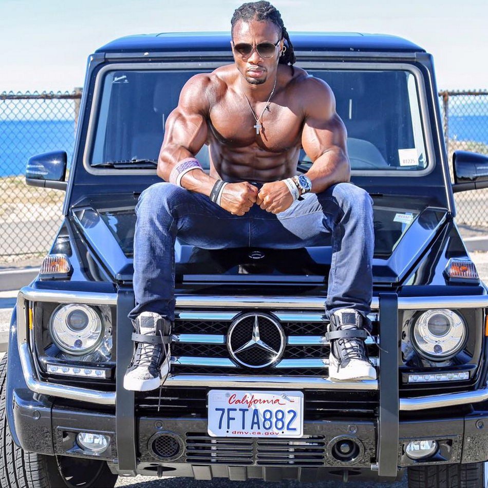 Парень на крутой тачке