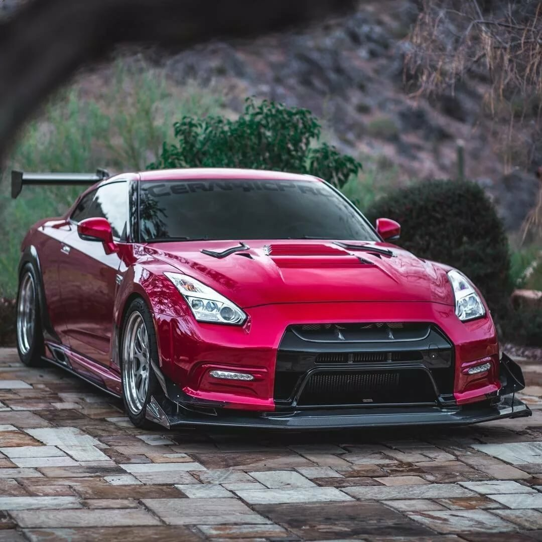 Nissan GTR r35 розовый