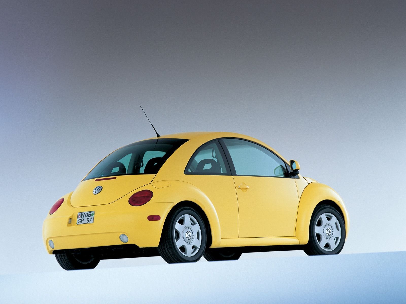 Volkswagen желтый. Volkswagen Жук New Beetle 1998. Фольксваген Битл желтый новый. Volkswagen Жук желтый. Фольксваген Нью Битл 1998.