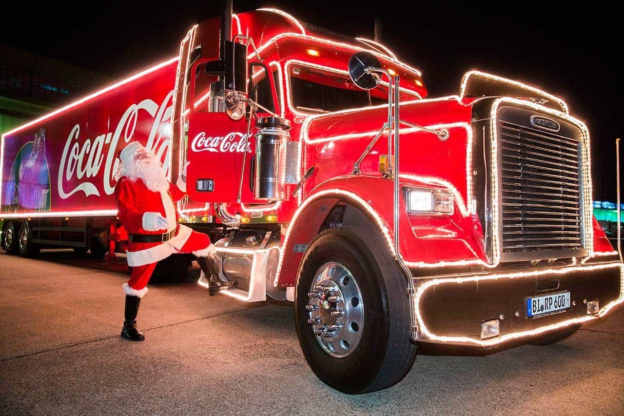 Грузовик новый год. Рождественский Караван Coca-Cola. Санта Кока кола грузовик. Рождественский грузовик Coca-Cola. Freightliner грузовик Coca Cola.