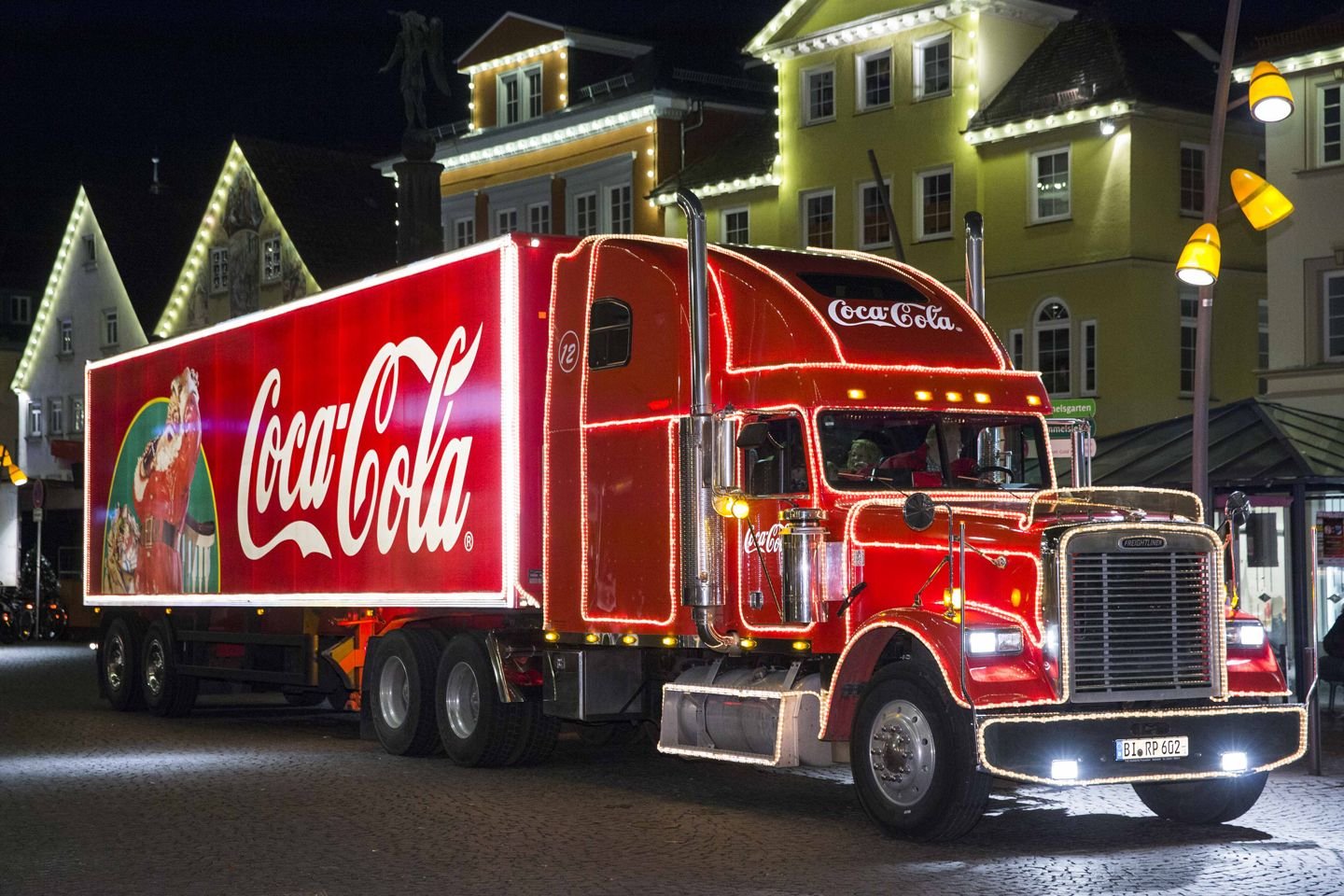 Грузовик новый год. Freightliner Кока кола. Новогодний грузовик Кока-кола. Freightliner грузовик Coca Cola.