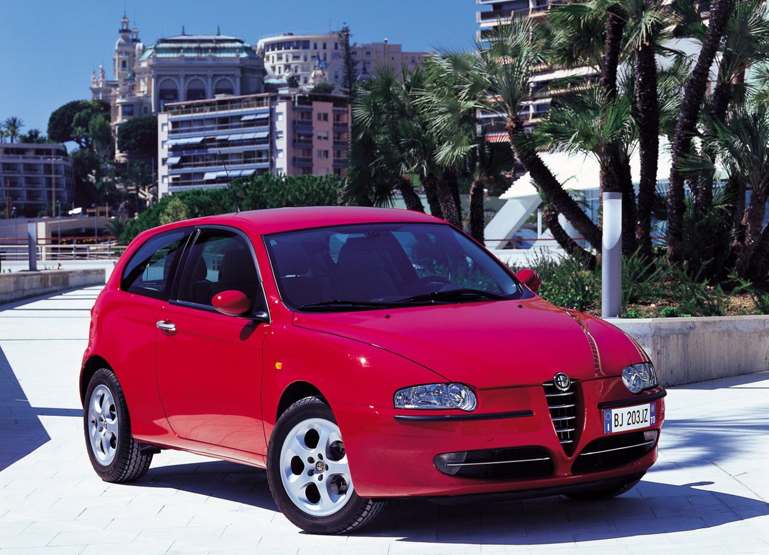 Автомобили евро 3. Alfa Romeo 147. Машина Alfa Romeo 147. Альфа Ромео 147 2000. Альфа Ромео 147 2000 год.