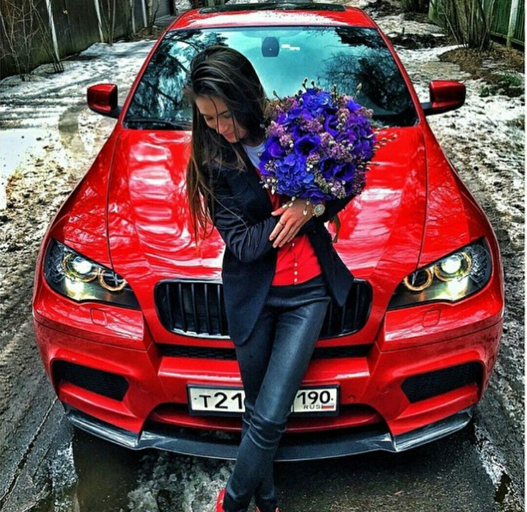 С цветами возле машины