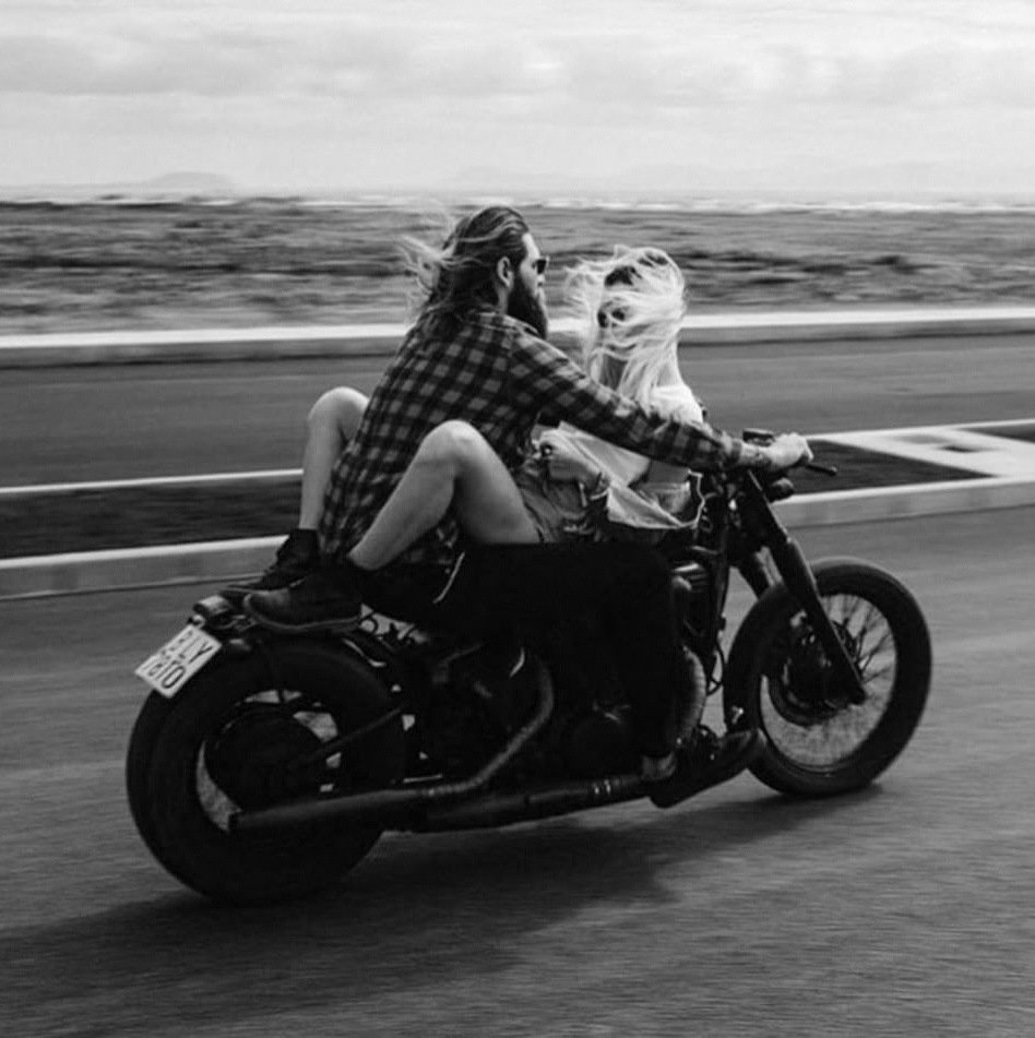 Парень с девушкой на мотоцикле