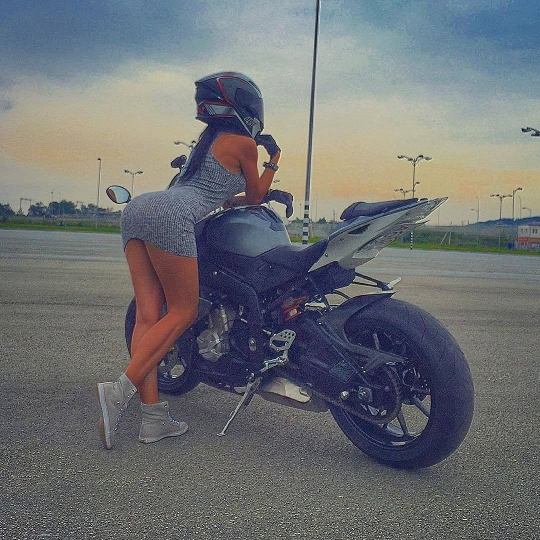 Моника мотоциклистка