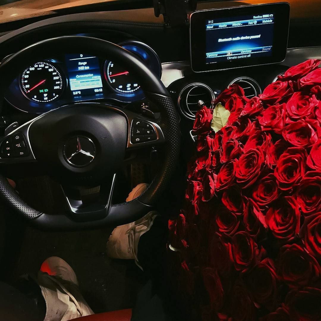 Розы в салоне машины