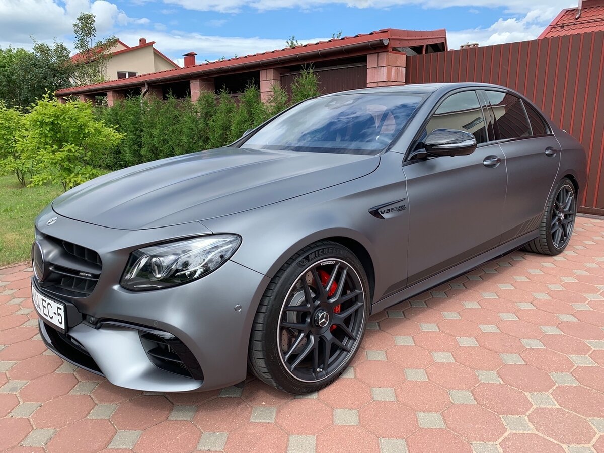 Мерседес е63 АМГ серый матовый