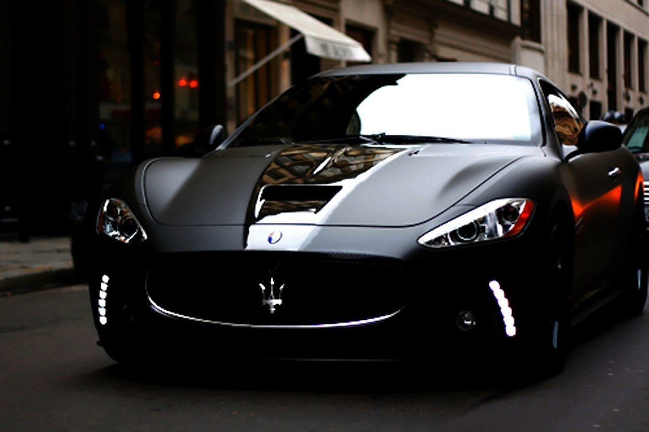 Luxury автомобили. Maserati GRANTURISMO Black Matte. Matte Black Maserati. Мустанг Мазератти Бугатти. Мазерати черная матовая.