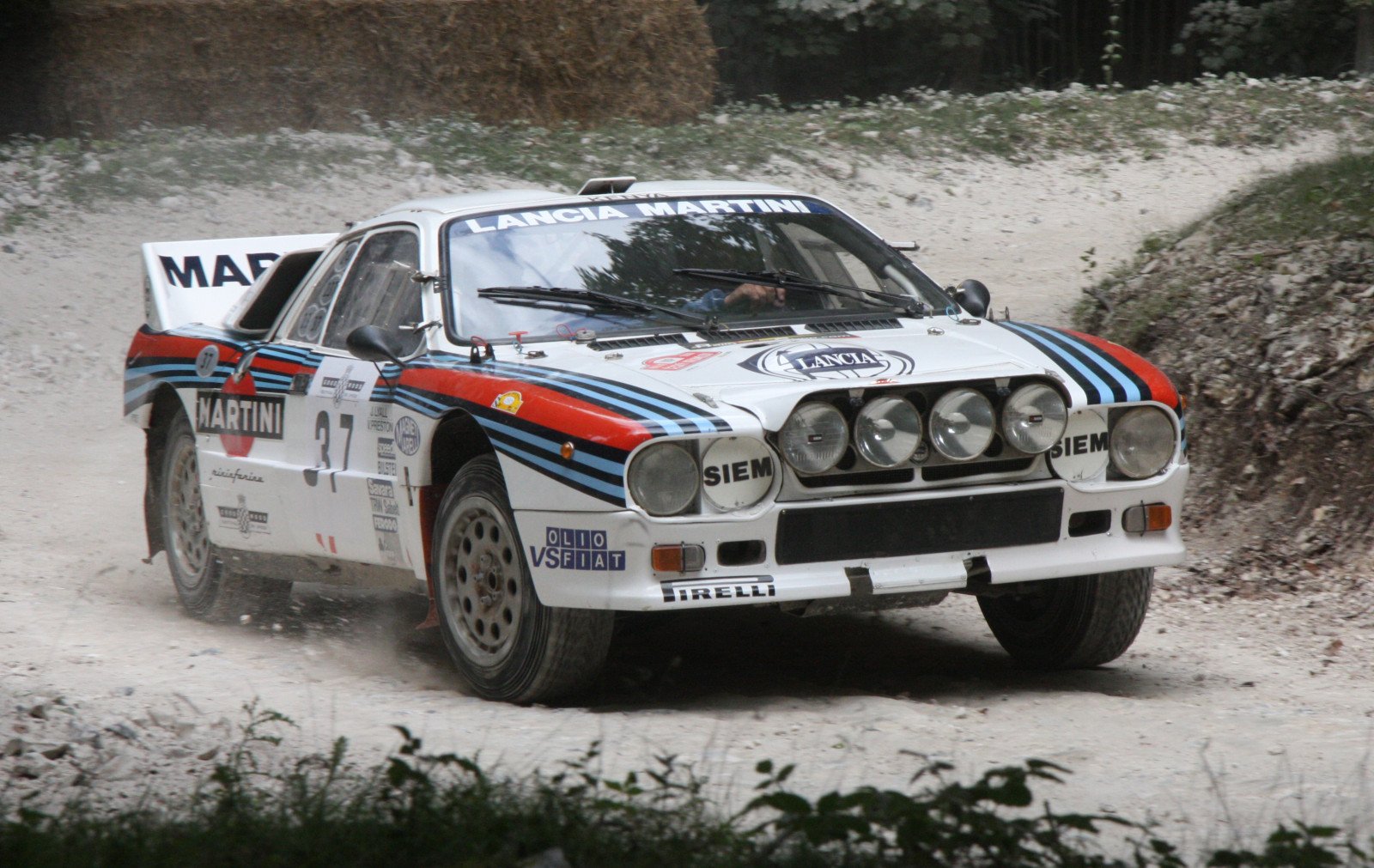 Дорога группы б. Lancia Rally 037. Lancia 037 Group b. Lancia 037 ралли. Lancia 037 Martini.