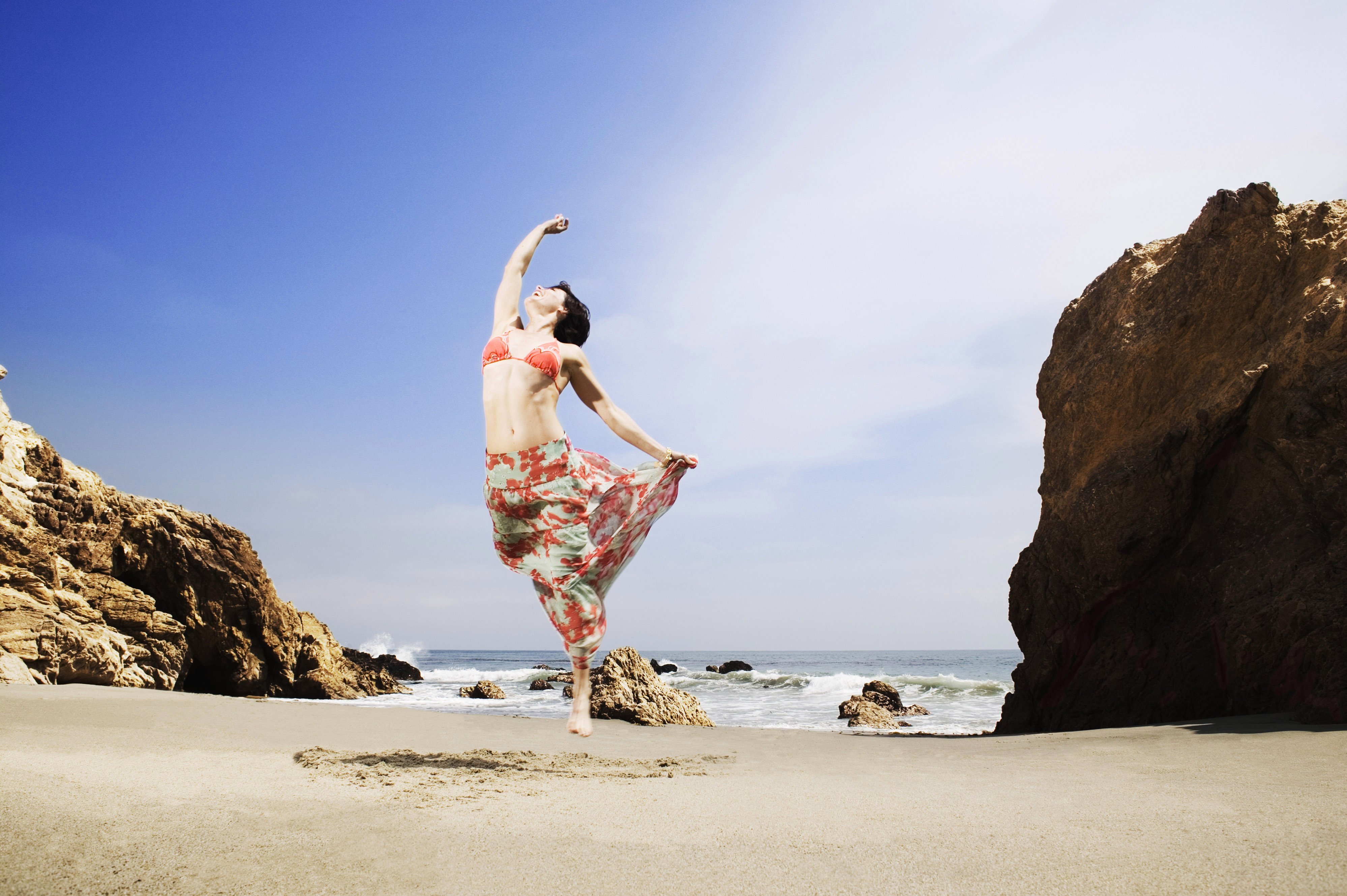 Пляшущие моря. Танцующая на берегу моря. Танцы у моря. Девушка танцует на берегу. Танцующая с морем.