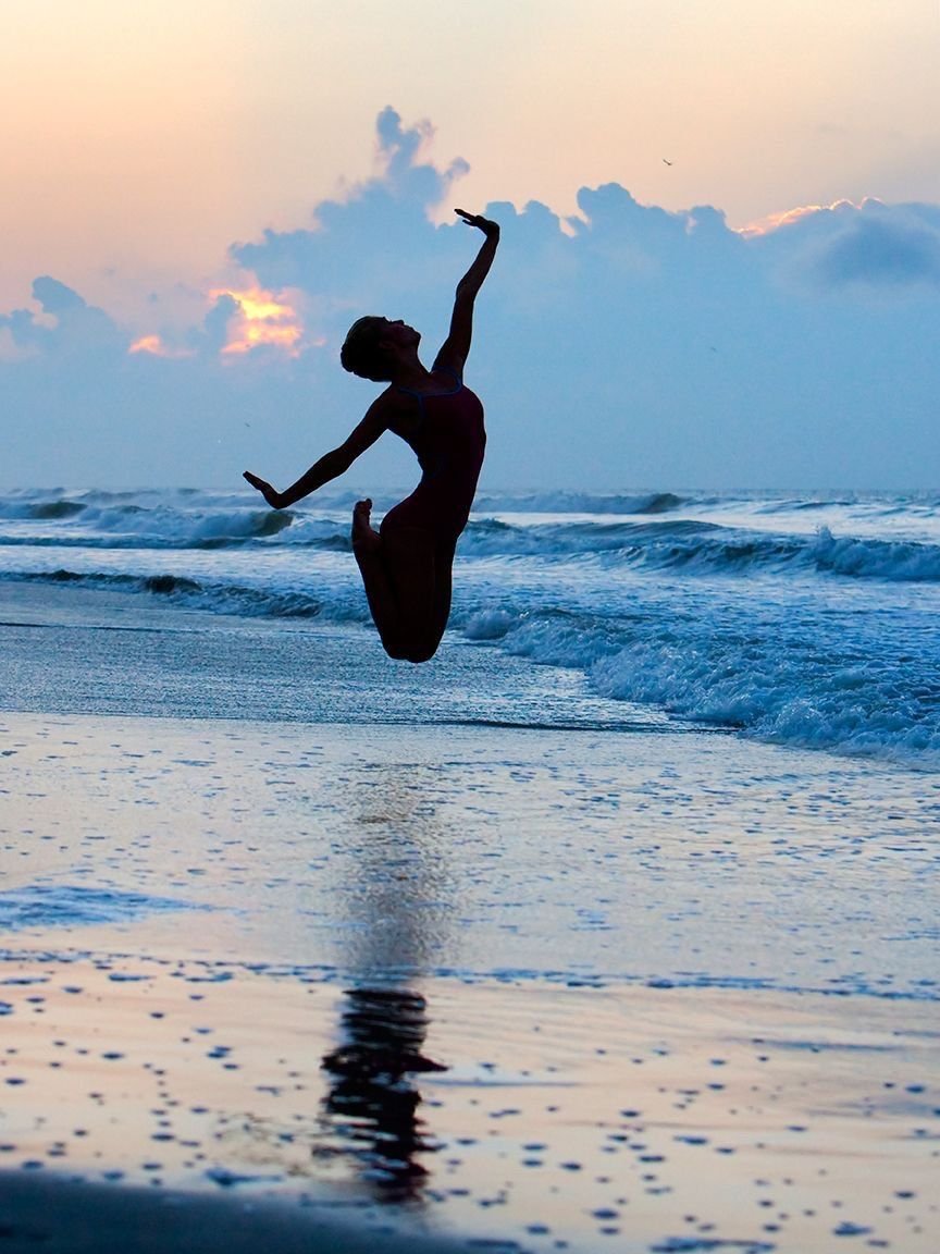 Пляшущие моря. Танцующая с морем. Танцующая девушка у моря. Девушка танцует на берегу океана. Балерина на берегу моря.