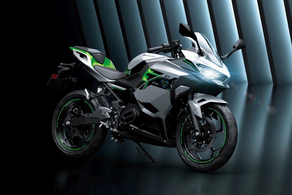 Темно зеленый мотоцикл