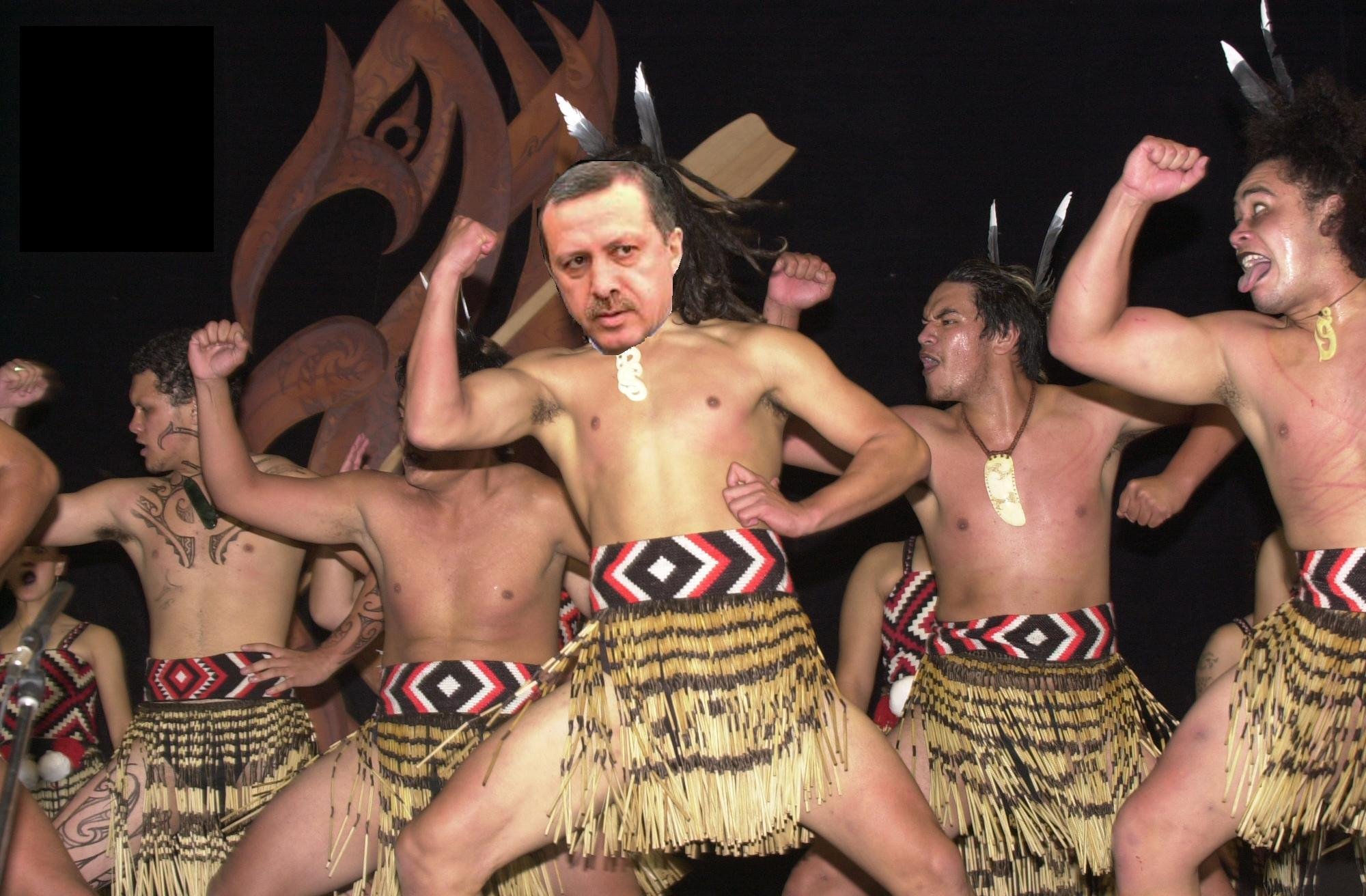 Ритуальные танцы мужчин племени. Маори танец хака. Маори новая Зеландия танец хака. Племя Маори танец хака. Хака танец новой Зеландии.