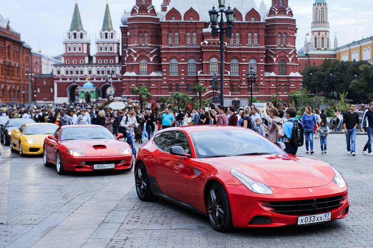 Красная Феррари Москва