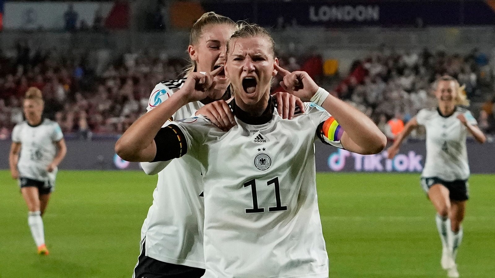 Футбол германия время. Сборная Германии 2022. Германия футбол 2022. Футбол. Женщины. Германия - Франция. Сборная Германии по футболу.