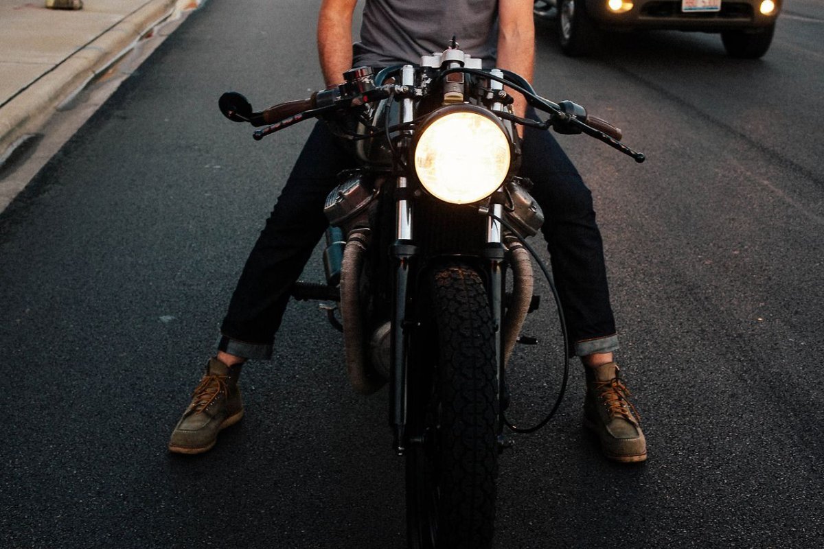 Скотт Маккол на мотоцикле