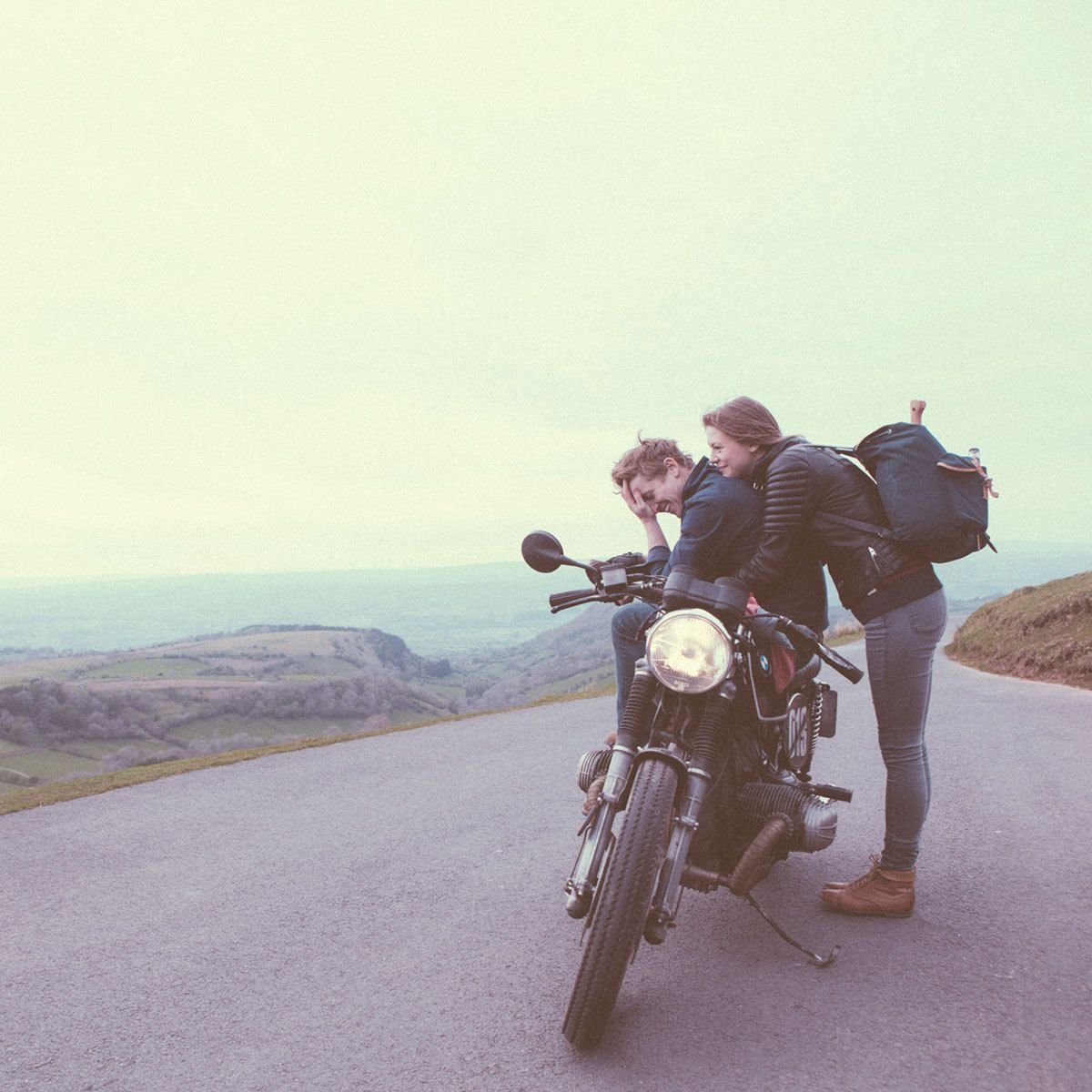 Парень и девушка на мотоцикле едут