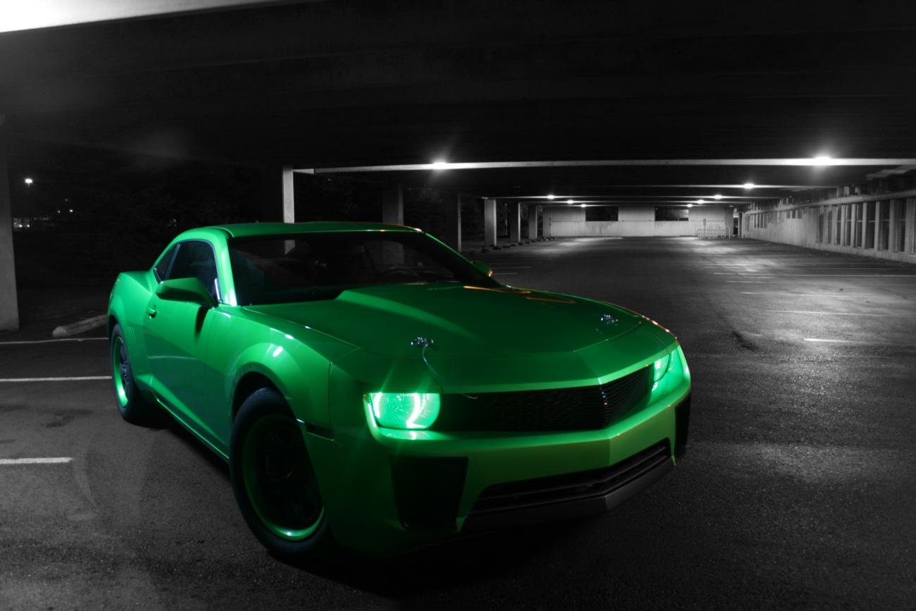 Зеленый свет машина. Шевроле Камаро салатовая. Chevrolet Camaro зеленый. Шевроле Камаро темно зеленая. Камаро Шевроле черная с зеленым.