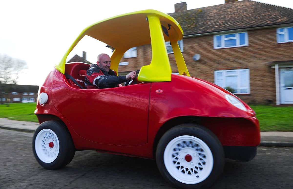 Детский автомобиль с крышей