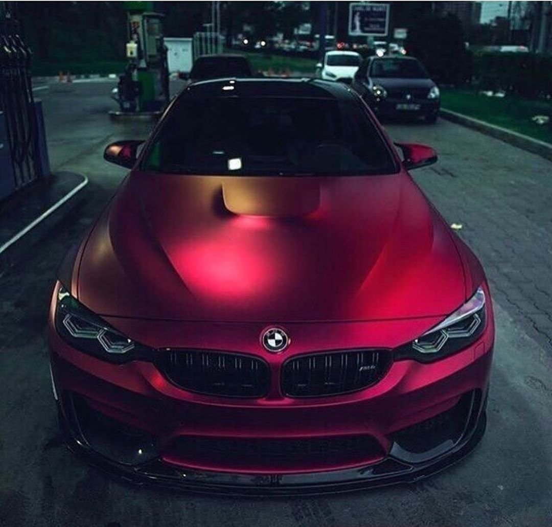 БМВ м4 с красными фарами