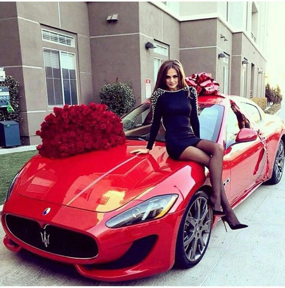 Ксения Дели машина