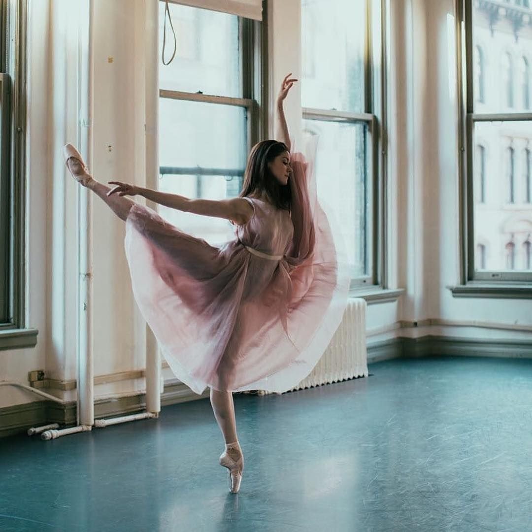 Балерина в зале