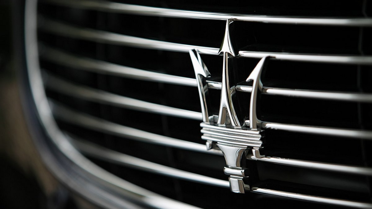 Машина с логотипом короны