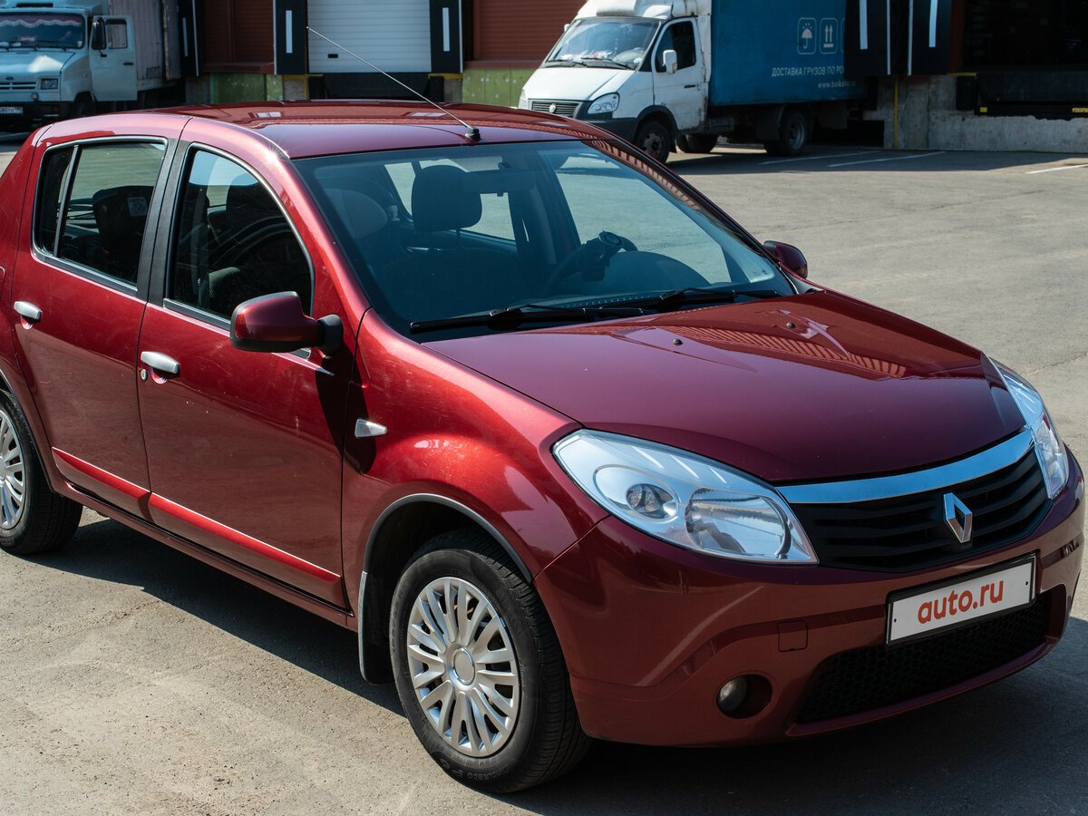 Renault Sandero красный