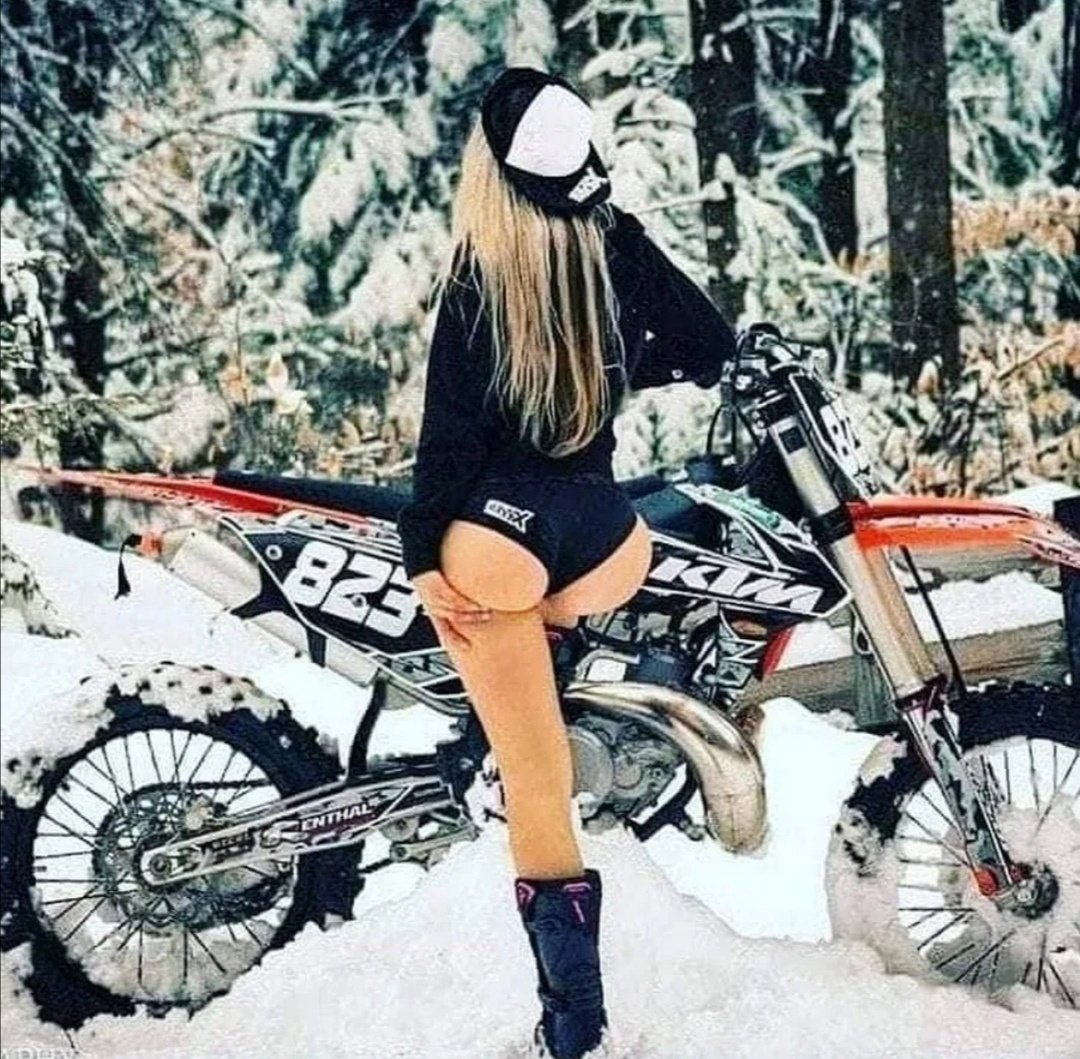 Девчонки на мотоциклах зимой