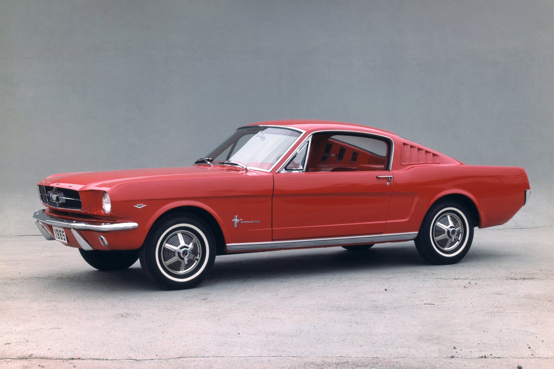 Первые мустанги. Ford Mustang Fastback 1965. Мустанг 1965 Fastback. Mustang 2+2 Fastback 1965. Ford Mustang Mach 1965.